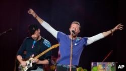 Chris Martin, vokalis Coldplay, pada Festival Budweiser Made in America, Minggu, 4 September 2016, di Philadelphia.