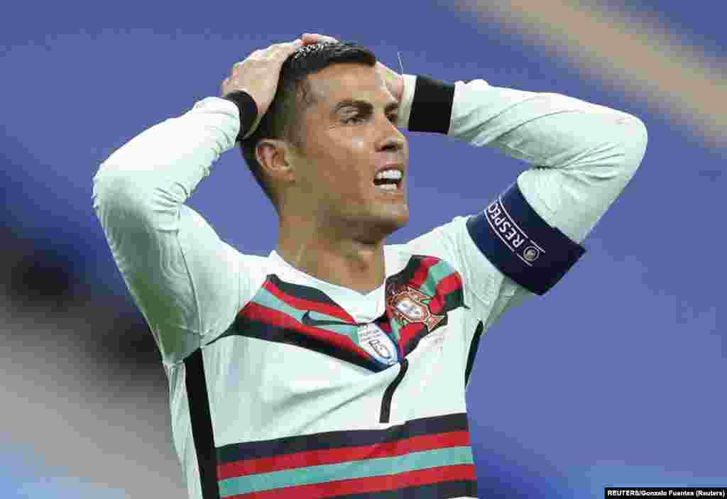 Cristiano Ronaldo, moko na basani banene, na mibu 35, azwami na COVID-19 kasi amonisi ata elembo moko te, kolanda Fédération ya Portugal ya Football.