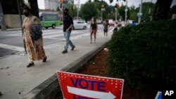 Votantes hacen fila en primarias de Georgina, en Park Tavern, Atlanta, el martes, 9 de junio de 2020.