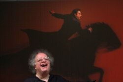 ARCHIVO - El director de la Ópera Metropolitana James Levine ríe durante una conferencia de prensa para anunciar los detalles de la temporada 2008-09, el 4 de marzo de 2008 en Nueva York.