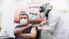 Menteri Kesehatan Turki Fahrettin Koca menerima suntikan dosis pertama CoronaVac, vaksin Covid-19 buatan Sinovac, di Ankara City Hospital, Ankara, Turki, Rabu, 13 Januari 2021. (Foto: Reuters)