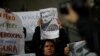 Una mujer sostiene la fotografía del periodista mexicano Luis Martín Sánchez Íñiguez, de 59 años durante una protesta para exigir justicia por su asesinato, afuera del edificio de la Secretaría de Gobernación en la Ciudad de México, México el 10 de julio de 2023.