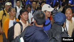 Sobrevivientes de la cruenta toma a una central de gas en Argelia. Estos trabajadores fueron evacuados a Manila.