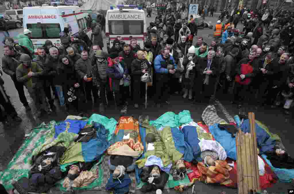 Activists pay respects to protesters killed in clashes with police, Independence Square, Kyiv, Feb. 20, 2014. 
