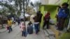 ARCHIVO: Migrantes de diferentes países que solicitaron asilo en EEUU usando la aplicación CBP One esperan por notificaciones de las autoridades de inmigración en Tijuana, México, el 12 de mayo de 203.
