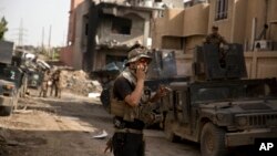 Un soldado iraquí habla en la radio en el barrio de Yarmouk en Mosul.