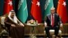 Presiden Turki Tayyip Erdogan (kanan) dan Raja Saudi Salman menghadiri upacara di Ankara, Turki. 12 April 2016. (Foto: Reuters)