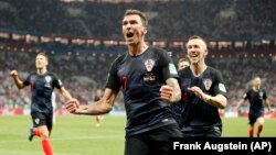 Namicha Kirooshiyaa Mario Mandzukictti goolii biyyitii isaa Waancaa Kubbaa Miilaa bara 2018 Raashiyaa iratti Ingilaanditti galchite lammessootti akkana gammadA. Luzhniki Stadium in Moscow, Russia, Wednesday, July 11, 2018. (AP Photo/ Frank Augstein)