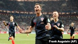 Mario Mandžukić wa Croatia akisherehekea goli la ushindi dhidi ya Uingereza Jumatan\o.
