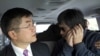 2012年5月2日，中國盲人律師陳光誠和美國駐華大使駱家輝乘車離開美國大使館前往醫院，陳光誠在車上打電話。