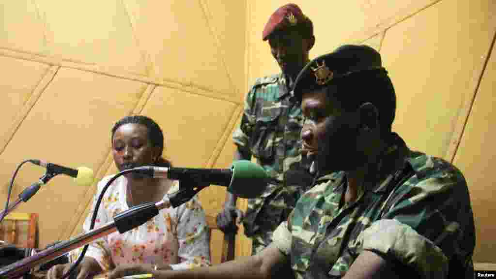 Le général-major Godefroid Niyombare (droite) s'adresse à la nation à la Radio Publique Africaine (RPA), 13 mai 2015.