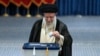 Pemimpin tertinggi Iran Ayatollah Ali Khamenei menggunakan hak pilihnya dalam pilpres putaran pertama di salah satu tempat pemungutan suara di Teheran, Iran, pada 28 Juni 2024. (Foto: AP/Vahid Salemi)