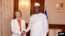 Le président tchadien Idriss Deby Itno serre la main de la ministre française des Forces armées, Florence Parly, avant leur rencontre au palais présidentiel à N'Djamena au Tchad le 31 juillet 2017.
