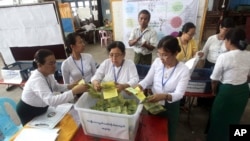 ရန်ကုန်မြို့ရှိ မဲရုံတခုမှာ ရွေးကောက်ပွဲကော်မရှင်က တာဝန်ရှိသူတွေ ဆန္ဒမဲများ ရေတွက်နေကြတဲ့ မြင်ကွင်း။ (ဧပြီ ၀၁၊ ၂၀၁၇)