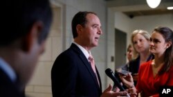 眾議院情報委員會主席謝安達(Rep. Adam Schiff, D-CA)在國會接受傳媒採訪。（2018年2月15日） 