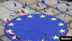 Sebuah bendera besar Uni Eropa di tengah Lapangan Schuman di luar markas Komisi Eropa di Brussels, Belgia, 8 Mei 2021. (Foto: Reuters)