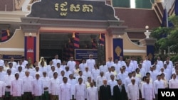 រូបឯកសារ៖ តំណាងរាស្រ្តចំនួន១២៥នាក់​ ចូលរួមក្នុងការបើកសម័យប្រជុំលើកទី១ នីតិកាលទី៦ ក្រោមអធិបតីព្រះមហាក្សត្រព្រះបាទ នរោត្តម សីហមុនី។ (នៅ វណ្ណារិន/VOA)