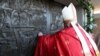 El papa Francisco abre una "puerta santa" especial para el Jubileo católico en una cárcel de Roma