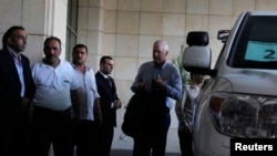 Ake Sellstrom (R), the head of a U.N. chemical weapons investigation team, arrives in Damascus August 18, 2013.