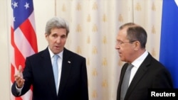 U.S. Secretary of State John Kerry (L) talks to Russian Foreign Minister Sergei Lavrov in Moscow, Dec. 15, 2015. (REUTERS/Maxim Zmeyev)