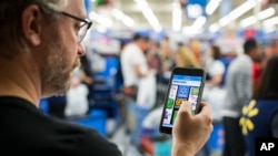 Tiendas como Macy's, Walmart, Target y otras abrieron desde el jueves por la tarde, atrayendo a quienes cenaron temprano.