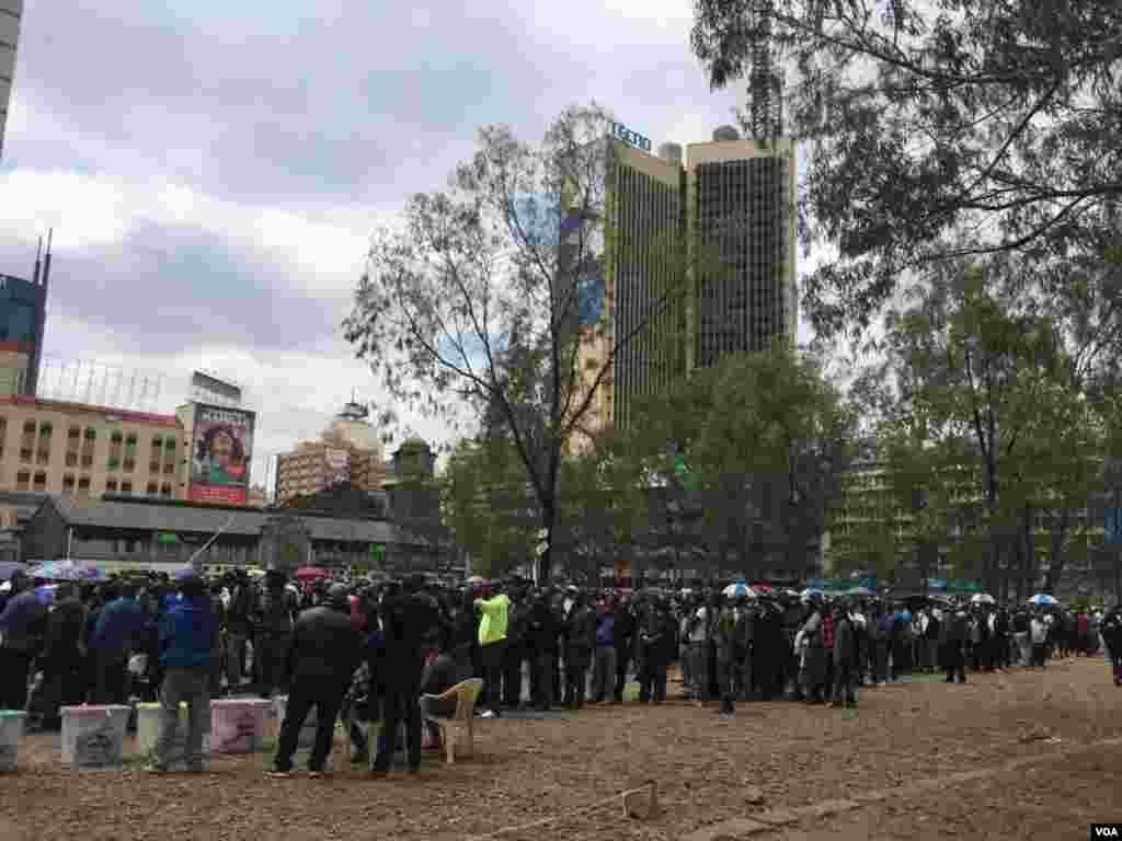 Mutane sun yi layi a filin ajiye motocin domin su kada tasa kuri'u a tsakiyar birnin Nairobi. 