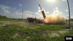 미 국방부가 지난 2015년 11월 웨이크 섬에서 실시한 사드(THAAD) 시험발사 사진을 공개했다. 발사관에서 요격미사일이 발사되고 있다.