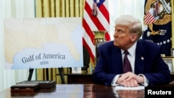 Presiden AS Donald Trump duduk di samping peta yang menampilkan wilayah Teluk Meksiko, yang kini ia sebut sebagai Teluk Amerika di Ruang Oval di Gedung Putih, Washington, pada 13 Februari 2025. (Foto: Reuters/Kevin Lamarque)