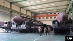 北韓官媒2024年5月17日發表圖片顯示,北韓領導人金正恩視察一家生產武器裝備的重要軍工企業,並要求“毫不遲疑地”擴大生產,以快速增強北韓的核武力。