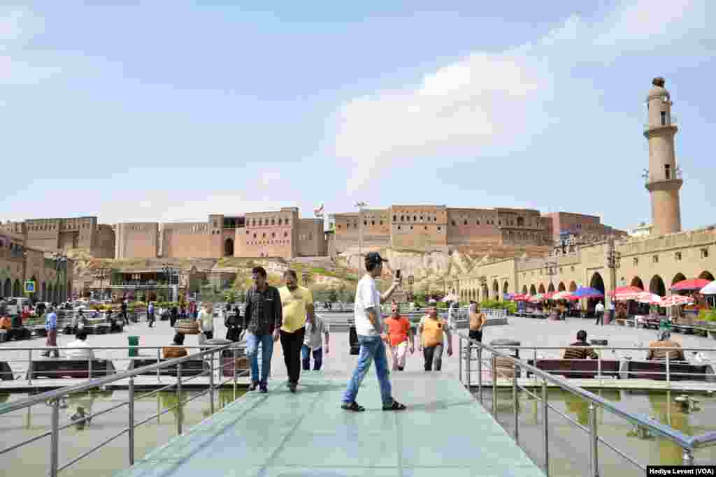 Erbil Kalesi’nin önündeki meydan gün boyu ve geceleri de kalabalık.