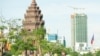 សិស្សានុសិស្ស​ឈរ​កាន់ផ្កា​ដើម្បី​អបអរ​ពិធី​បុណ្យឯករាជ្យ​ជាតិ​លើក​ទី​៦៥ នៅ​វិមាន​ឯករាជ​កាលពី​ព្រឹក​ថ្ងៃទី​០៩ វិច្ឆិកា២០១៨។(ទុំ ម្លិះ/VOA)