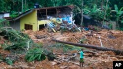 Lumpur dan sampah menutupi lereng di lokasi longsor di Kiribathgala, distrik Ratnapura, Sri Lanka, 29 Mei 2017. (AP Photo/Eranga Jayawardena)