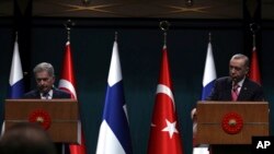 Rais wa Uturuki Recep Tayyip Erdogan na Rais wa Finland Sauli Ninisto wakizungumza na vyombo vya habari wakati wa mkutano na waandishi wa habari katika ikulu mjini Ankara, Machi 17, 2023.