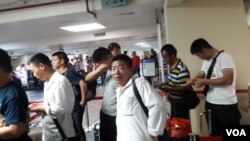 中國工人在塞班島機場侯機準備回國
