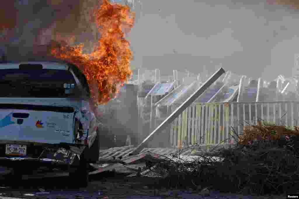 Sebuah truk dibakar para anggota serikat guru negara bagian Guerrero, dalam protes untuk menuntut hilangnya 43 mahasiswa Ayotzinapa Teacher Training College Raul Isidro Burgos di Chilpancingo (29/10). (Reuters/Daniel Becerril)