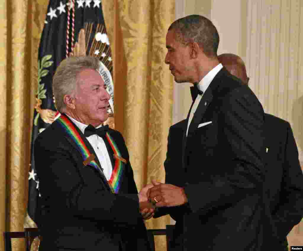 El presidente de EE.UU., Barack Obama saluda a uno de los siete galardonados del 2012, el actor Dustin Hoffman.