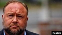 ARCHIVO - El fundador de Infowars, Alex Jones, después de comparecer en su juicio por difamación de Sandy Hook en Waterbury.