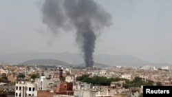 Serangan udara pimpinan Saudi menghantam perusahaan snack di Sanaa, Yaman 9/8 lalu (foto: dok). Serangan udara koalisi Senin 15/8 menghantam sebuah rumah sakit dan menewaskan sedikitnya 15 orang. 