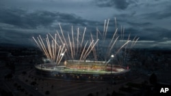 ARCHIVO - Fuegos artificiales se ven en esta vista aérea del Estadio Nemesio Camacho para el partido de fútbol de la liga profesional colombiana entre América e Independiente Santa Fe, en Bogotá, Colombia, el domingo 27 de diciembre de 2020.