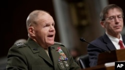 Jenderal Marinir Robert B. Neller (kiri), Komandan Korps Marinir AS, berbicara dalam sidang Komite Miiliter Senat soal foto-foto telanjang marinir perempuan (14/3). (AP/J. Scott Applewhite)
