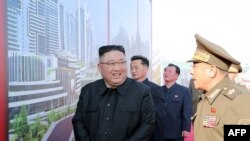 En esta foto tomada el 23 de marzo de 2021 y publicada por la Agencia Central de Noticias de Corea (KCNA) oficial de Corea del Norte el 24 de marzo de 2021, el líder norcoreano Kim Jong Un asiste a inauguración de apartamentos en Pyongyang.