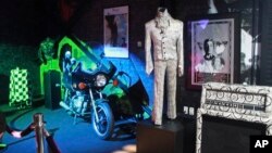 Kostum dan sepeda motor Prince dipamerkan di kediaman Prince, Paisley Park di Chanhassen, Minnesota, 2 November 2016.