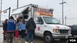 Los camiones de comidas del Salvation Army distribuyen alimentos preparados y calientes en barrios de personas necesitadas.