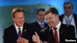 « Un protocole préliminaire de cessez-le-feu a été signé à Minsk », a déclaré le président ukrainien Petro Porochenko (à dr.) (Reuters)