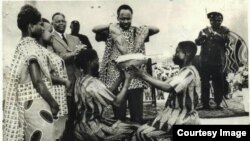 Julius Nyerere Rais wa zamani wa Tanzania na muasisi wa chama cha TANU ambacho hivi leo ni CCM akichangaya mchanga wa Zanzibar na Tanganyika kuunda Jamhuri ya Muungano wa Tanzania