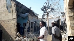 Warga berkumpul di lokasi ledakan di Maiduguri, Nigeria, 23 Desember 2021. (Foto: AP)