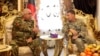 AQShning Afg’onistondagi bosh qo’mondoni general Skott Miller (o'ngda) va mamlakat prezidenti birinchi o’rinbosari o’zbek generali Abdul Rashid Do’stum. Juzjon viloyati, Afg'oniston, 2-dekabr, 2019. 