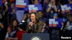 Kamala Harris, candidata presidencial demócrata y vicepresidenta estadounidense, reacciona en el escenario durante un evento de campaña, en Las Vegas, Nevada, EE.UU., el 29 de septiembre de 2024. REUTERS