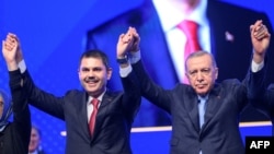 Cumhurbaşkanı Erdoğan AK Parti'nin İstanbul Büyükşehir Belediye Başkan adayının eski Çevre, Şehircilik ve İklim Değişikliği Bakanı Murat Kurum (solda) olduğunu açıkladı.