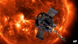 Wahana antariksa NASA "Parker Solar" saat mendekati Matahari (foto: ilustrasi). 